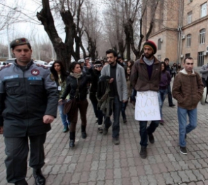 Сидячая забастовка студентов перед зданием ЕрГУ