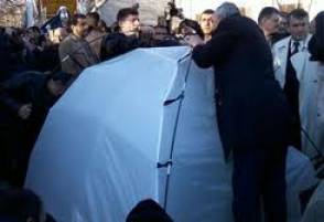 Ոստիկանները խոչընդոտում են Րաֆֆի Հովհաննիսյանի վրանը տեղափոխել կանաչապատ գոտի. քաշքշուք է սկսվել