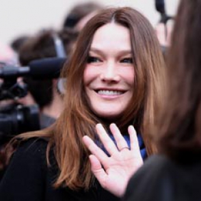 Карлу Бруни подозревают в оскорблении Олланда