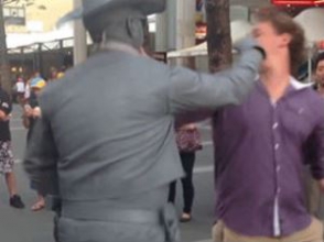 Изображавший статую уличный актер ударил надоедливого туриста (видео)