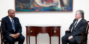 Посол Замбии вручил главе МИД Армении копии верительных грамот