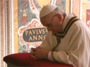 Папа Римский впервые в истории омыл ноги девушкам-заключенным