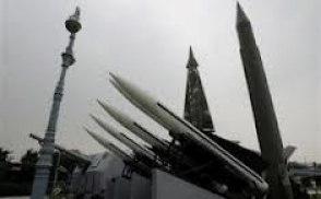 Установка для пуска ракеты КНДР приведена в стартовое положение