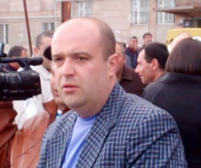iLur.am-ի լրագրողին հարվածել է ավագանու ՀՀԿ-ական անդամ Աշոտ Պապայանը