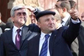 Криминал спешит на помощь властям