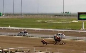 Президент Туркмении упал с лошади во время скачек (видео)