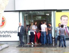 Людей группами доставляют в штаб РПА, после чего увозят на транспорте