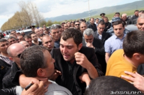Զորամասում սպանվածի հարազատները Երևան–Սևան մայրուղում
