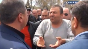 Սպանված զինվորի հարազատների բողոքի գործողությունը Երևան–Սևան մայրուղու վրա