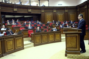 Կառավարության ծրագրին կողմ քվեարկեցին ՀՀԿ–ն, ՕԵԿ–ը և Էդմոն Մարուքյանը