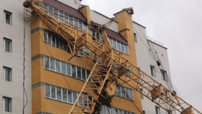 Высотный кран упал на жилое здание