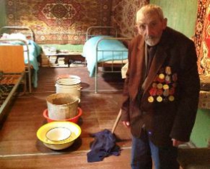 Գյումրեցի ամենածեր դեպոյականը միայնակ ապրում է կաթոցների տակ