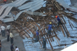 Քամին պոկել է Զվարթնոց օդանավակայանի տանիքը