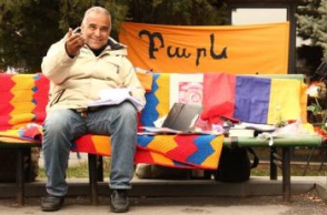 Серж отнял хлеб, Тарон – воду