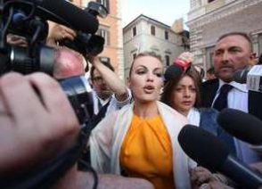 Сторонники Берлускони провели акцию протеста под лозунгом «Мы все проститутки»