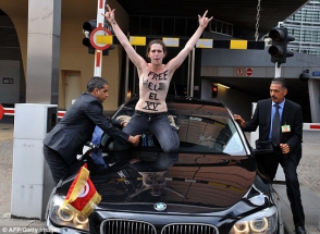 Активистки «Femen» напали на кортеж премьера Туниса (видео)