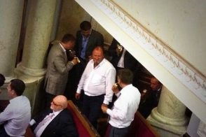 Украинские депутаты устроили пьянку прямо на заседании Верховной Рады  (фото)