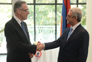 Серж Саргсян посетил посольство Франции в Армении