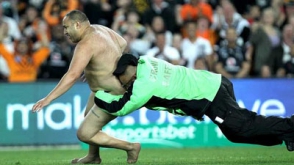 Голый болельщик сорвал финал чемпионата Австралии по регби