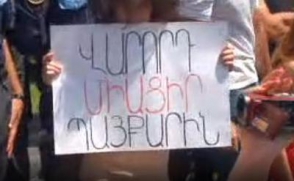 Акция протеста перед зданием мэрии Еревана (прямое включение)