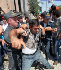 Полиция задержала члена АНК Арега Геворгяна и журналиста Саркиса Геворгяна