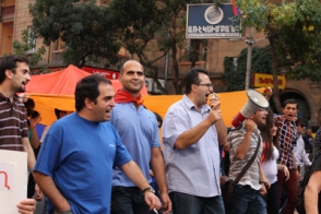 Шествие независимости и очередь просержевцев (видео)