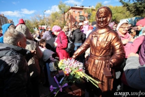 В России открыли памятник продавщице мороженого