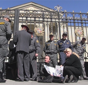 Քաշքշուկ նախագահականի մոտ. զոհված զինվորների մայրերին հեռացրեցին (տեսանյութ)