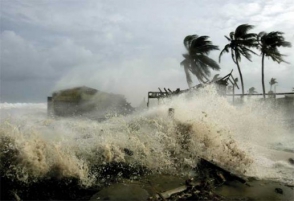 Около 400 тыс. жителей Индии эвакуированы из-за мощного циклона