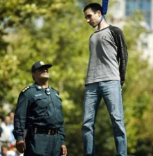 Выжившего после повешенья мужчину казнят повторно