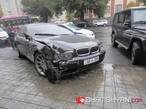 28-ամյա կին վարորդը, «գոլդ» համարանիշներով BMW-ով, ոչ սթափ վիճակում Երևանում ավտոմեքենաների ջարդ է արել