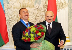 Лукашенко от имени глав СНГ поздравил Алиева