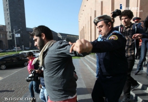 Инцидент перед заданием мэрии Еревана: 2 активиста подвергнуты приводу