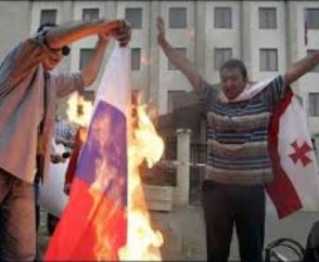 В центре Поти сожгли российский флаг