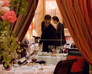 Փարիզյան ռեստորանները մեղադրվում են հաճախորդների նստելու տեղն արտաքին տեսքով որոշելու համար