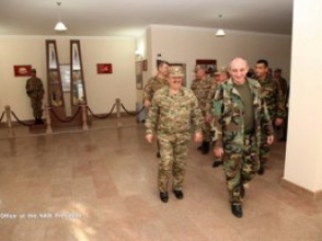Бако Саакян посетил воинские части