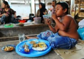 5-летний индонезийский мальчик бросил курить и принялся за фаст-фуд