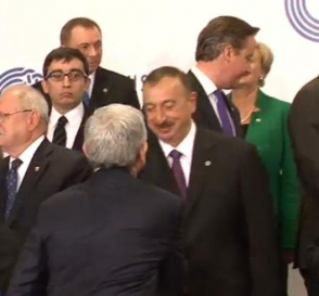 «Настойчивое» рукопожатие Саргсяна с Алиевым