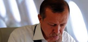 Թուրքիայի վարչապետը երգում է ինքնաթիռում