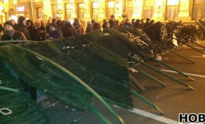 Митингующие возвели на Майдане баррикады