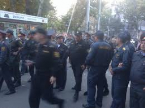 Լարված իրավիճակ Երևանում. ցուցարարներն ու ոստիկանները բախվում են