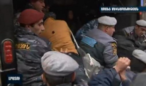 Ոստիկանությունը բերման է ենթարկում քաղաքացիներին