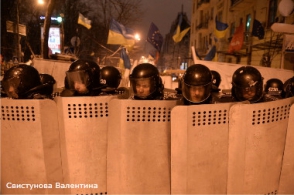 На Майдане спецназ прорвал оборону оппозиции и начал разбор баррикад (видео)