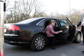 В автомобиль канцлера Германии врезался 82-летний пенсионер