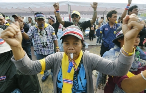 В Таиланде оппозиционеры сорвали работу избирательной комиссии