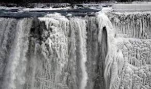 Из-за аномальных морозов замерз Ниагарский водопад (видео)