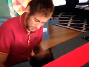 Нападающий сборной Бразилии и «Барселоны» Неймар играет на рояле