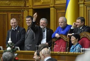 Оппозиция вновь заблокировала трибуну и президиум Верховной Рады Украины
