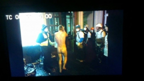 «Беркут» избил двух мужчин и заставил бежать голыми по улице (видео)