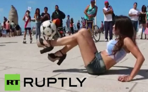 Аргентинская модель жонглирует мячом на каблуках